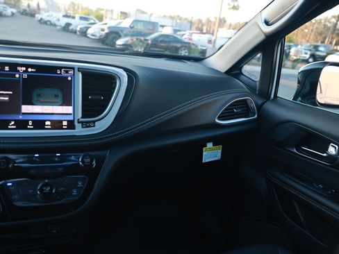 New 2026 Chrysler Pacifica Select FWD image 24