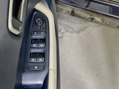 Used 2023 Hyundai Venue Limited FWD image 18