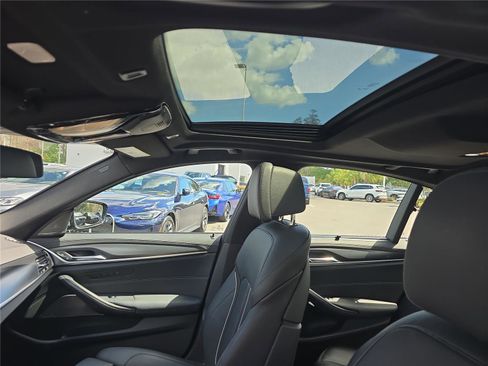 Used 2021 BMW M550i xDrive w/ Executive Package image 26