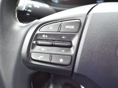 Used 2025 Hyundai Venue Limited FWD image 16