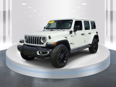 Used 2025 Jeep Wrangler Unlimited Sahara AWD/4WD image 3