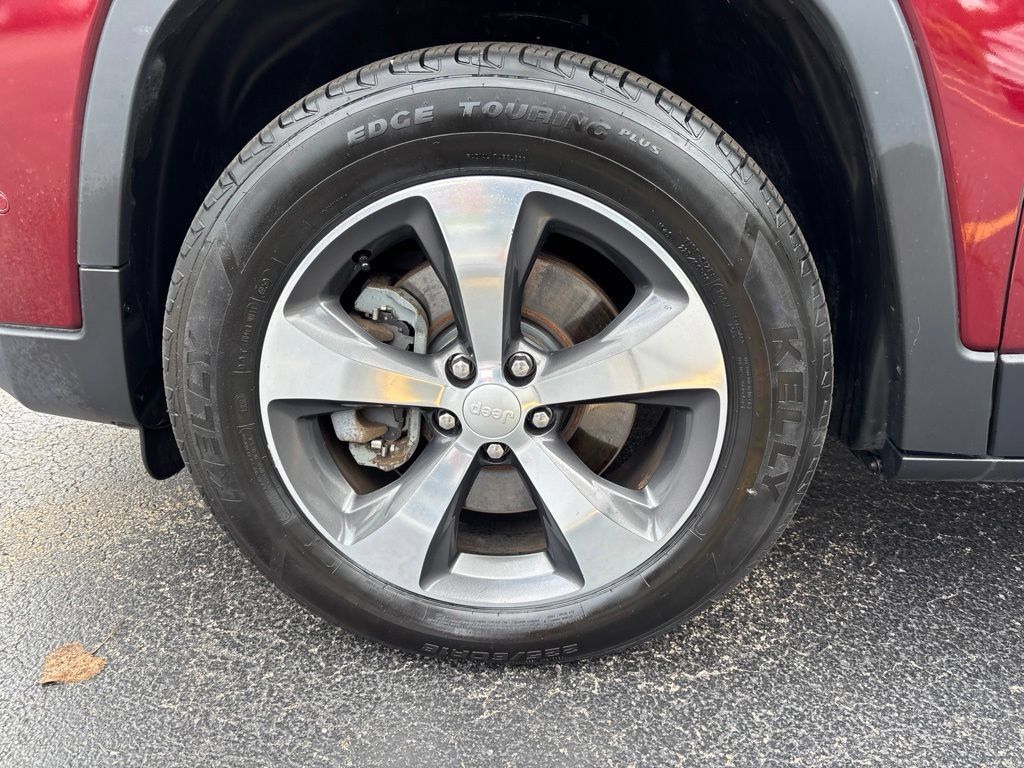 Used 2019 Jeep Cherokee Limited w/ Technology Group AWD/4WD image 9