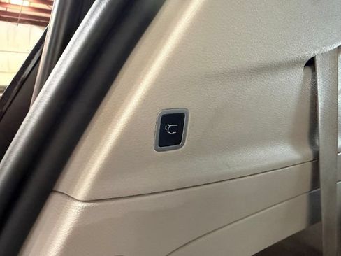 Used 2023 Chrysler Pacifica Touring-L FWD image 28