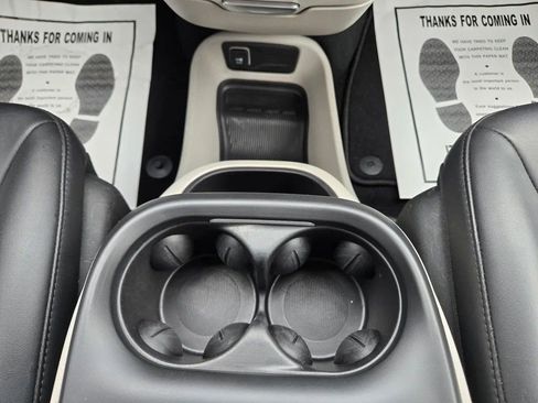 Used 2024 Chrysler Pacifica Select image 25