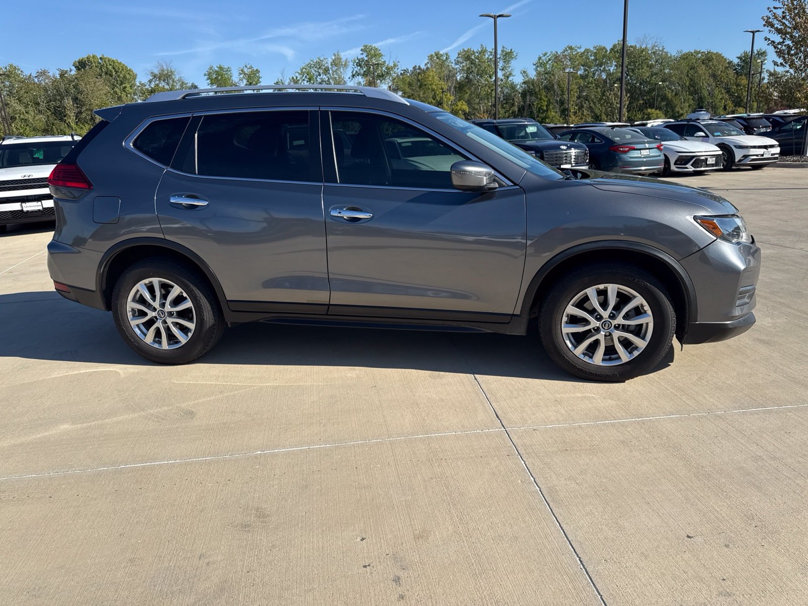 Used 2017 Nissan Rogue SV FWD image 2