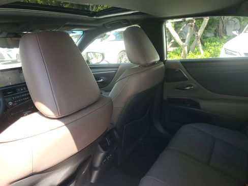 Certified 2022 Lexus ES 300h w/ Premium Package image 14