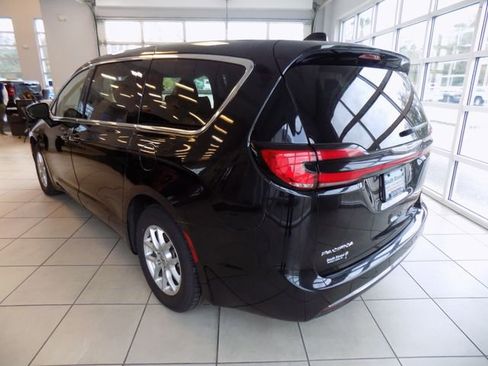 Used 2024 Chrysler Pacifica Touring-L FWD image 5