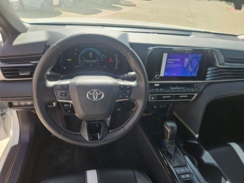 Used 2025 Toyota Camry SE image 17