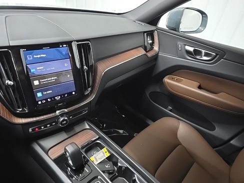 Used 2023 Volvo XC60 B5 Plus image 26