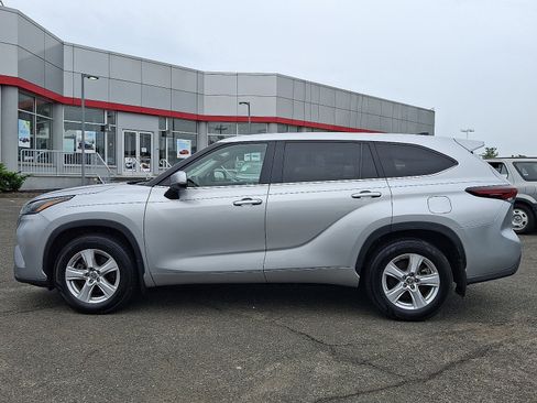 Used 2024 Toyota Highlander LE AWD/4WD image 4