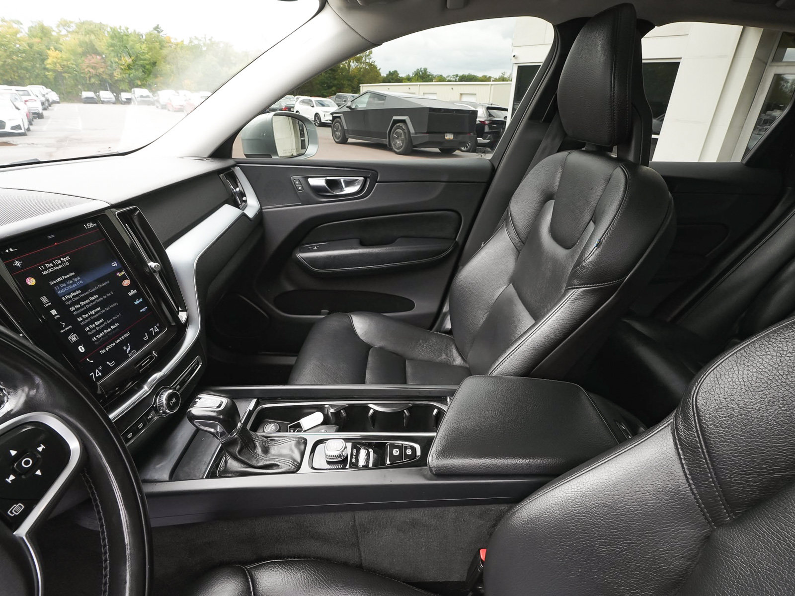 Used 2018 Volvo XC60 T5 Momentum w/ Convenience Package AWD/4WD image 30