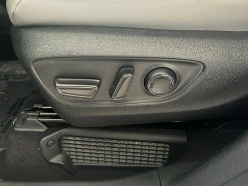 Used 2025 Toyota Sienna XLE FWD image 42