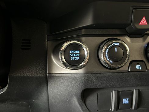 Used 2020 Toyota Tacoma TRD Off-Road AWD/4WD image 30