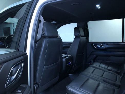Used 2022 Chevrolet Suburban LT RWD image 14