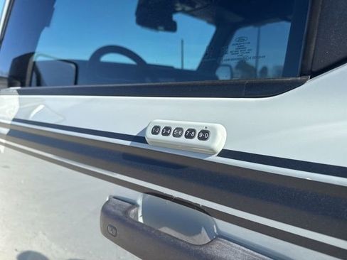 Used 2022 Ford Bronco Badlands image 11