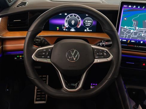 Used 2025 Volkswagen Tiguan SEL R-Line image 12