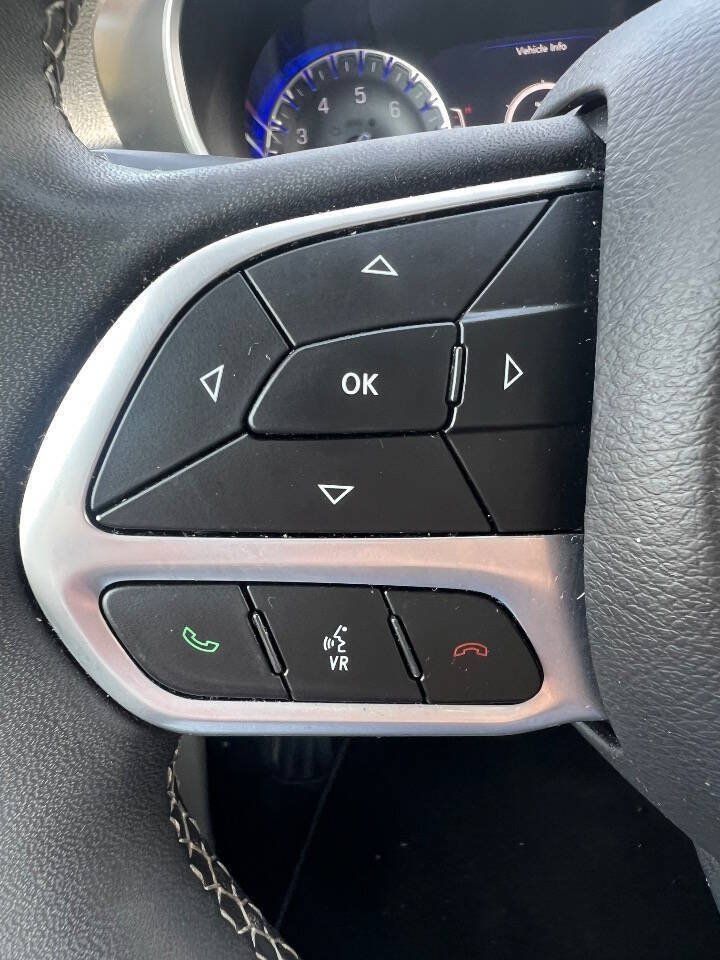 Used 2024 Chrysler Pacifica Touring-L FWD image 19