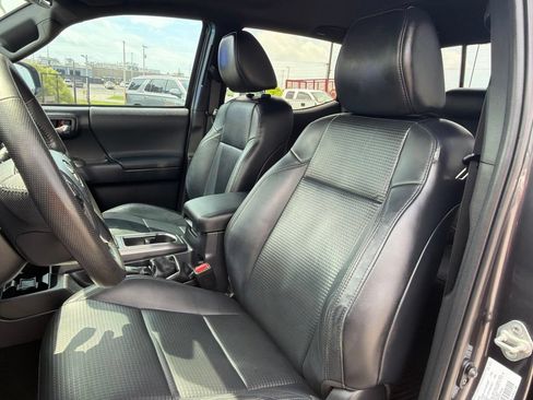 Used 2018 Toyota Tacoma TRD Sport w/ TRD Premium Sport Package RWD image 26
