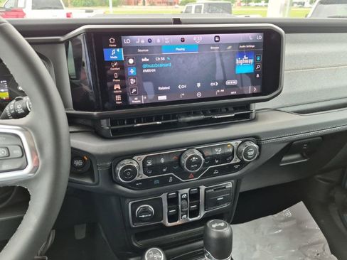 Used 2025 Jeep Wrangler Unlimited Sahara AWD/4WD image 14