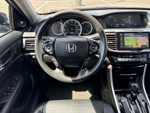 Used 2017 Honda Accord Touring image 12