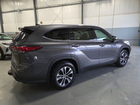 Used 2022 Toyota Highlander XLE image 7