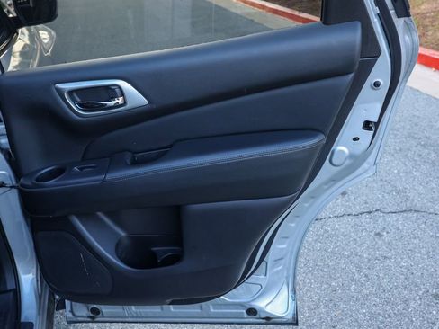 Used 2020 Nissan Pathfinder S image 19