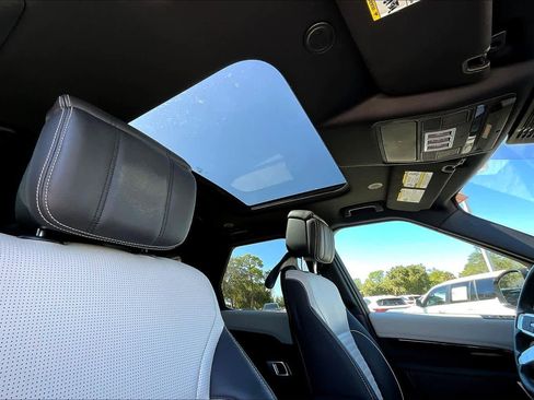 Used 2023 Land Rover Discovery Metropolitan Edition image 13