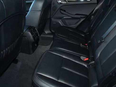 Certified 2025 Porsche Macan Base image 25