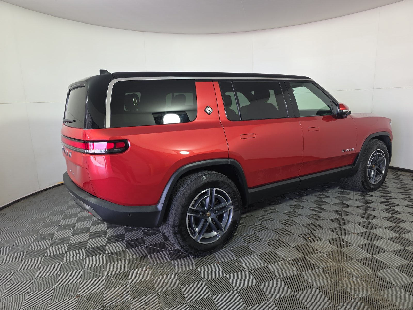 Used 2025 Rivian R1S Adventure Dual AWD/4WD image 5
