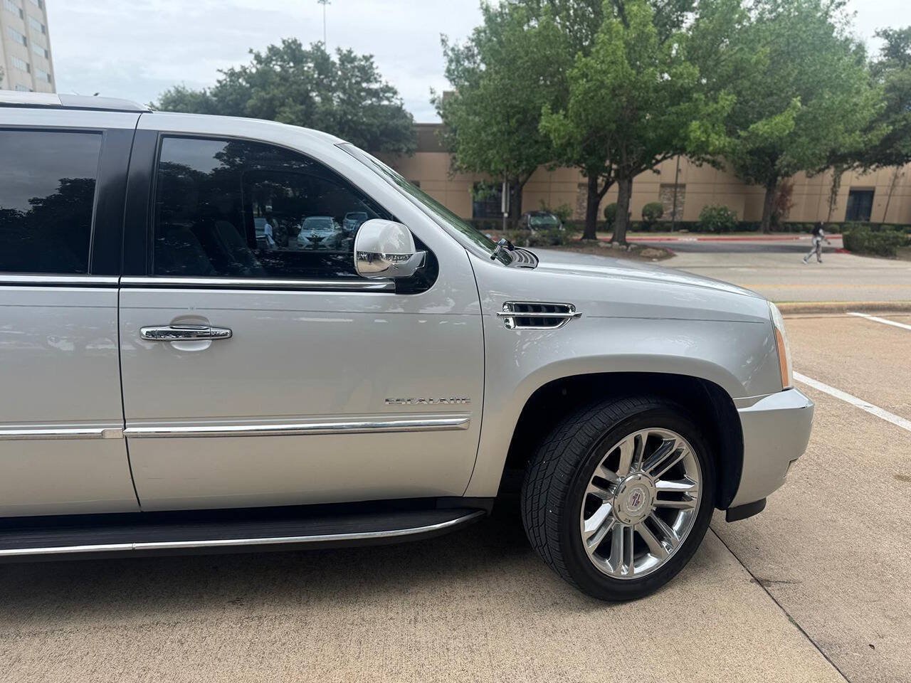 Used 2013 Cadillac Escalade Luxury RWD image 10