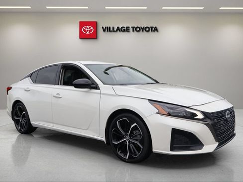 Used 2024 Nissan Altima 2.5 SR w/ SR Premium Package FWD image 7
