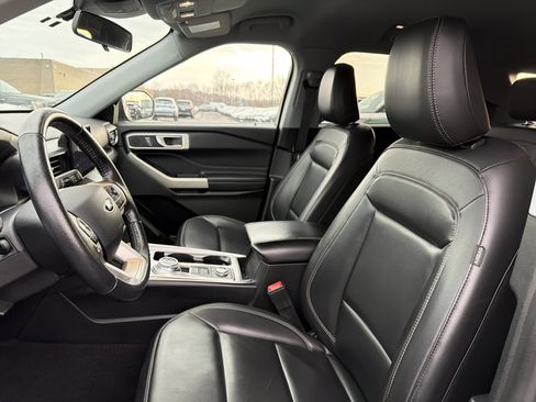 Used 2021 Ford Explorer XLT w/ Equipment Group 202A image 8