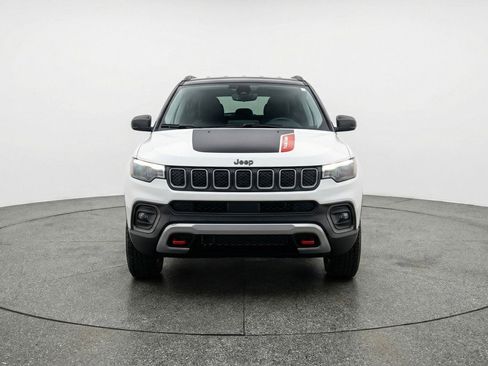 Used 2025 Jeep Compass Trailhawk image 2