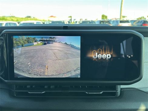 Used 2024 Jeep Wrangler Unlimited image 28