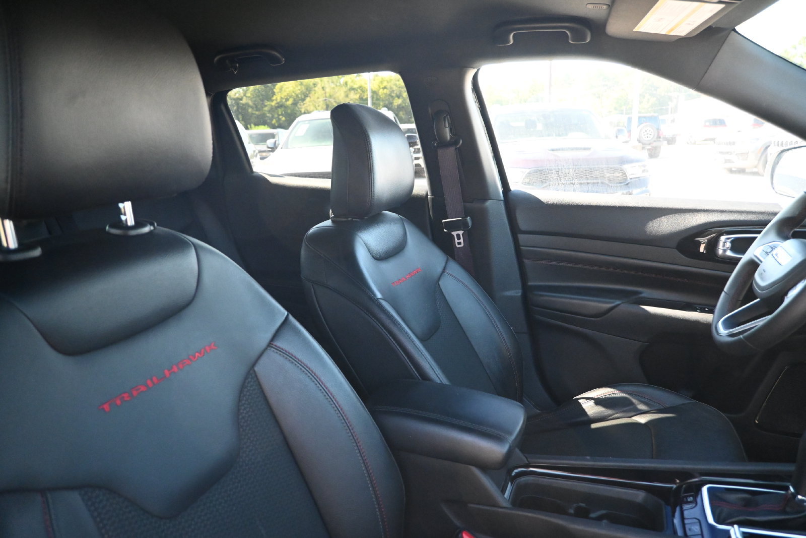 Used 2025 Jeep Compass Trailhawk AWD/4WD image 30