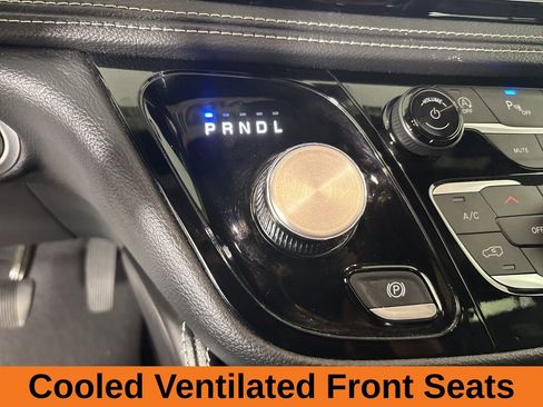 Used 2025 Chrysler Pacifica Limited image 18