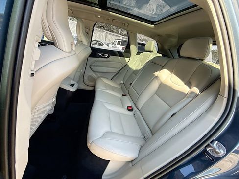 Used 2023 Volvo XC60 B5 Plus image 27