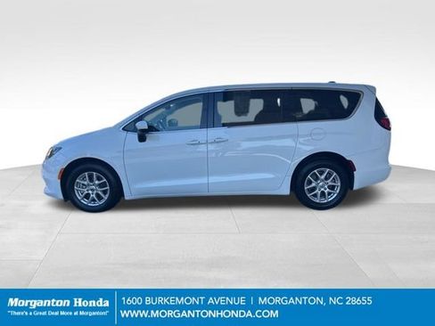 Used 2023 Chrysler Voyager LX FWD image 4