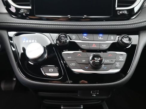 New 2026 Chrysler Pacifica Select image 4