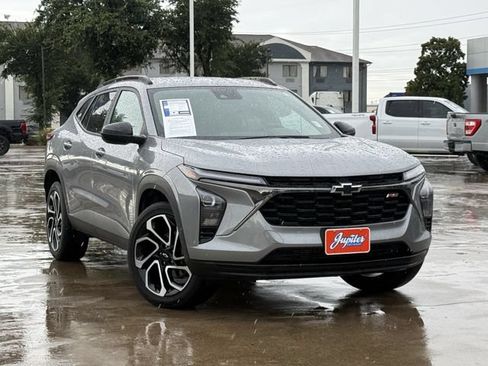 Certified 2025 Chevrolet Trax RS FWD image 2
