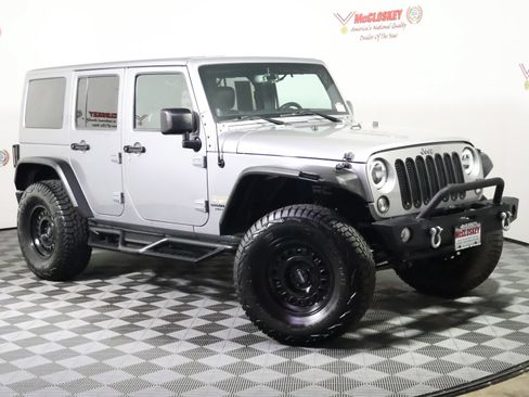 Used 2014 Jeep Wrangler Unlimited Sahara w/ Max Tow Package AWD/4WD image 2