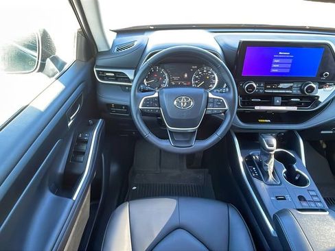 Used 2025 Toyota Highlander XLE image 19