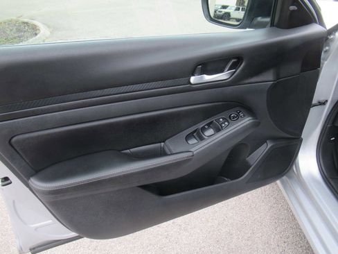 Used 2024 Nissan Altima 2.5 SV image 16