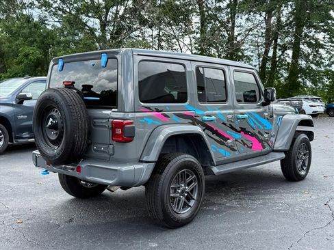 Used 2022 Jeep Wrangler Unlimited Sahara AWD/4WD image 4
