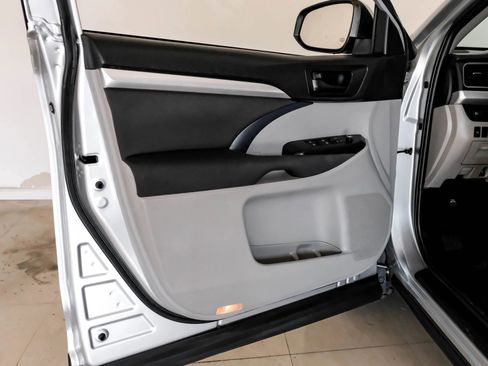 Used 2019 Toyota Highlander LE image 38