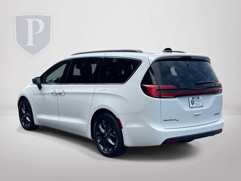 Certified 2025 Chrysler Pacifica Limited FWD image 7