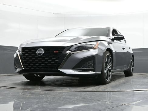Used 2024 Nissan Altima 2.5 SR FWD image 44