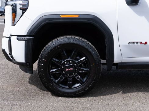 Used 2024 GMC Sierra 2500 AT4 w/ Technology Package AWD/4WD image 4