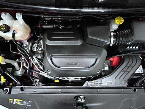 Used 2025 Chrysler Pacifica Select image 24