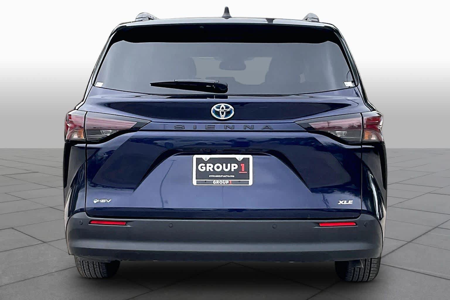 Used 2025 Toyota Sienna XLE FWD image 5